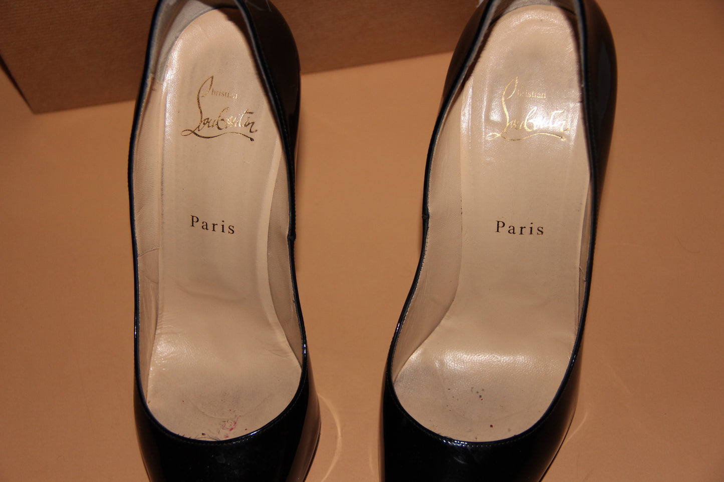 Escarpins Christian Louboutin verni noir peep toe T.39,5