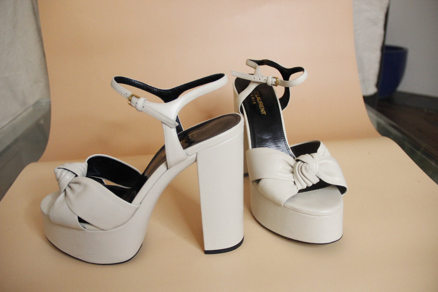 Sandales Yves Saint Laurent modèle 'Bianca' pearl à plateforme taille 38