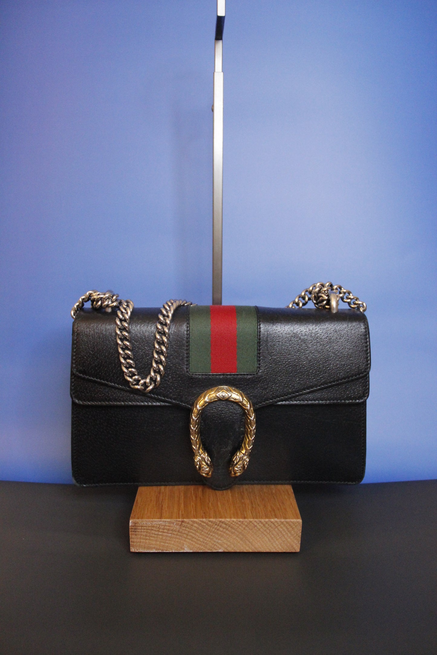 Sac à main GUCCI modèle 'Dionysus' en cuir noir