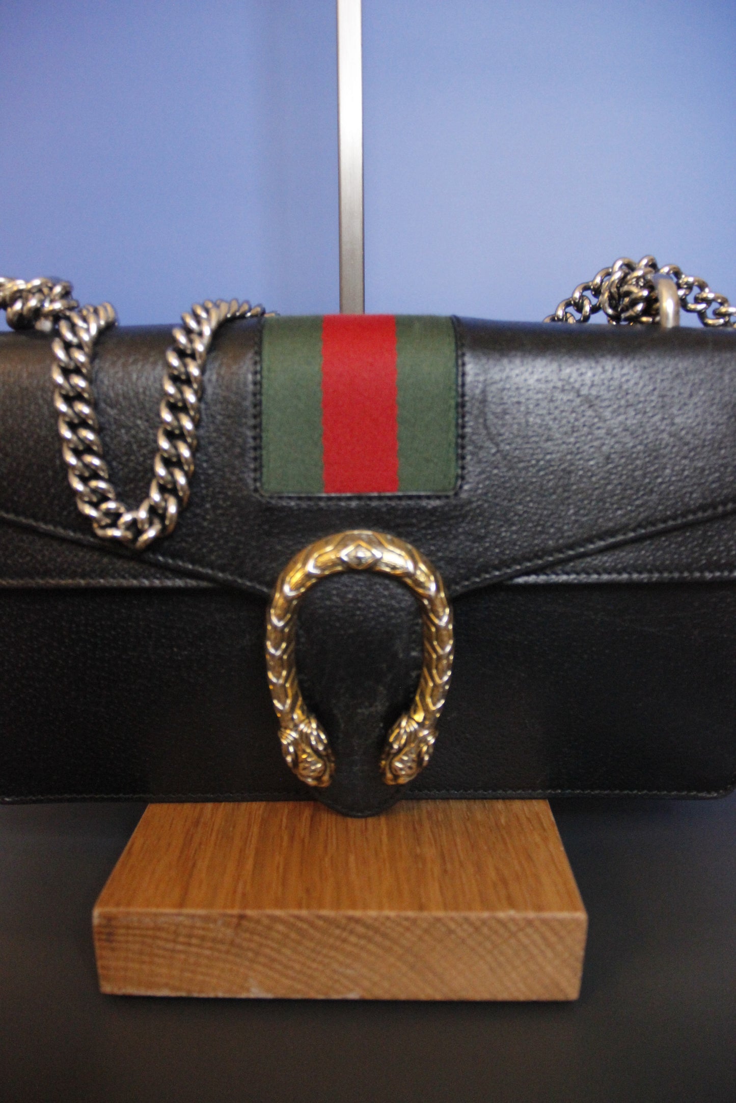 Sac à main GUCCI modèle 'Dionysus' en cuir noir
