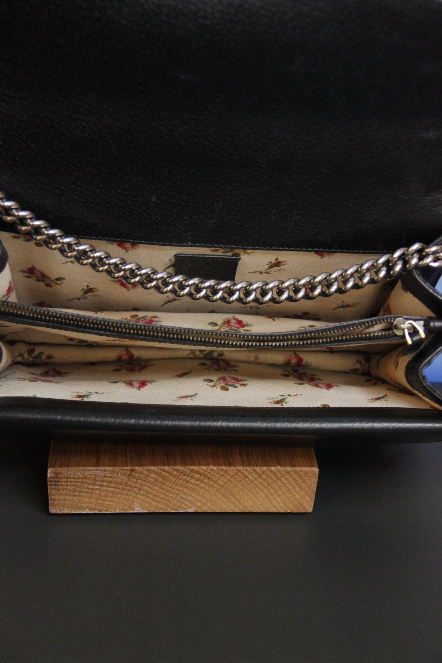 Sac à main GUCCI modèle 'Dionysus' en cuir noir