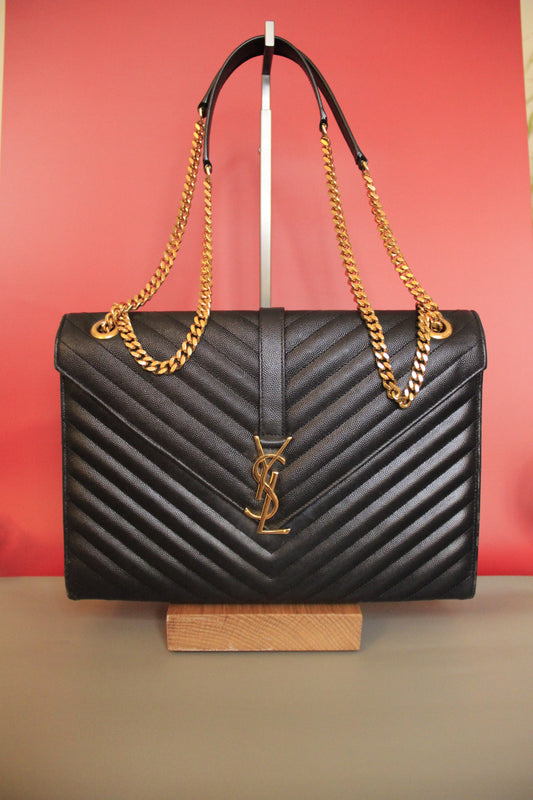 Grand sac Yves Saint Laurent modèle 'Enveloppe' en cuir noir
