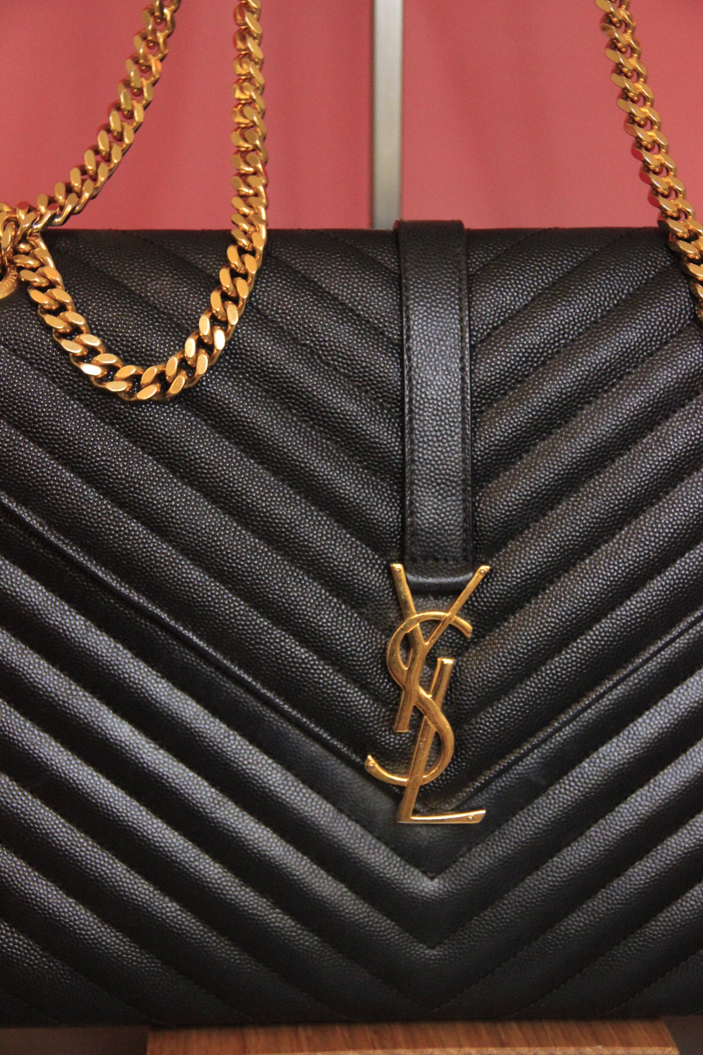 Grand sac Yves Saint Laurent modèle 'Enveloppe' en cuir noir