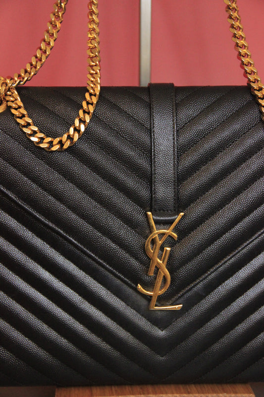 Grand sac Yves Saint Laurent modèle 'Enveloppe' en cuir noir