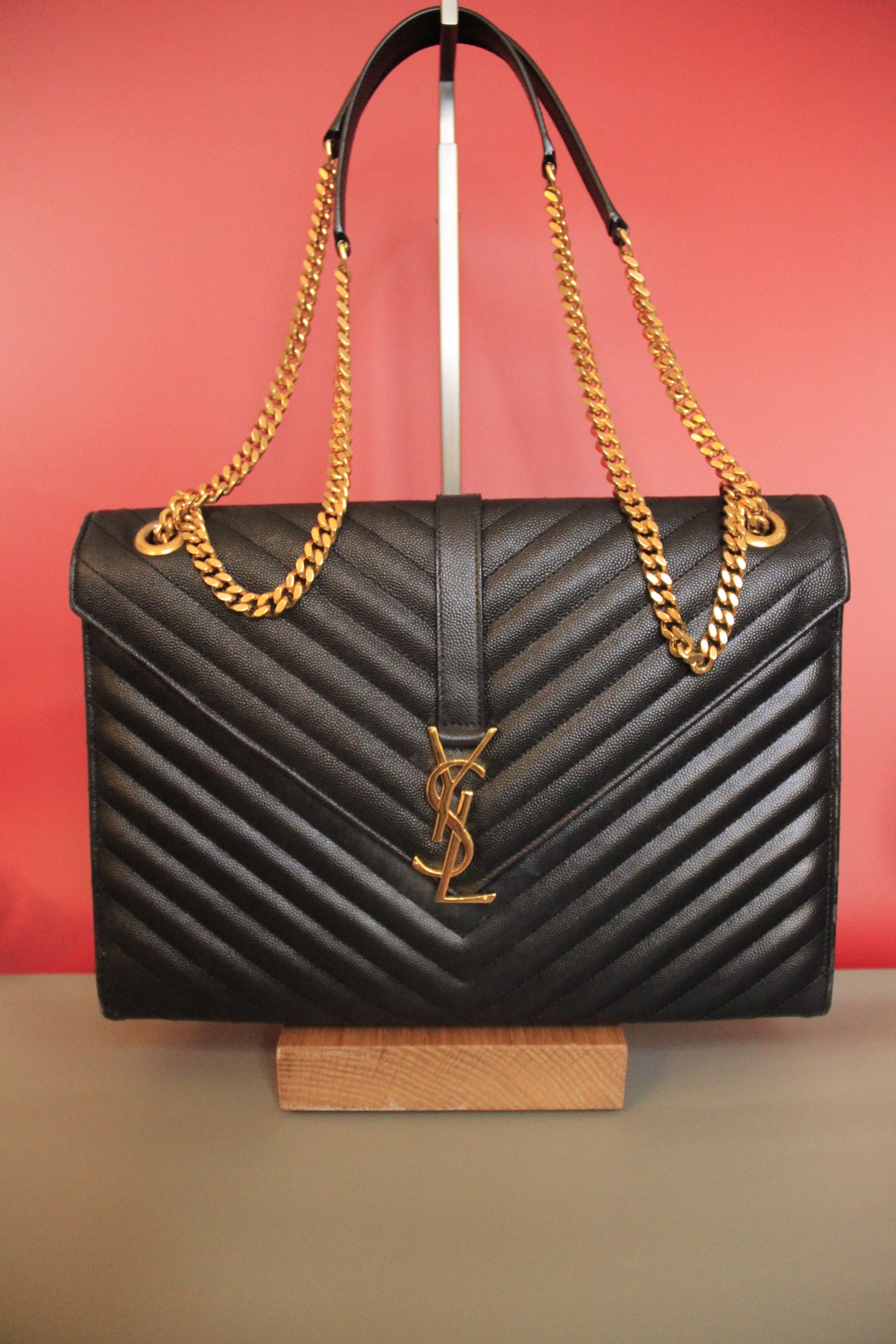 Grand sac Yves Saint Laurent modèle 'Enveloppe' en cuir noir