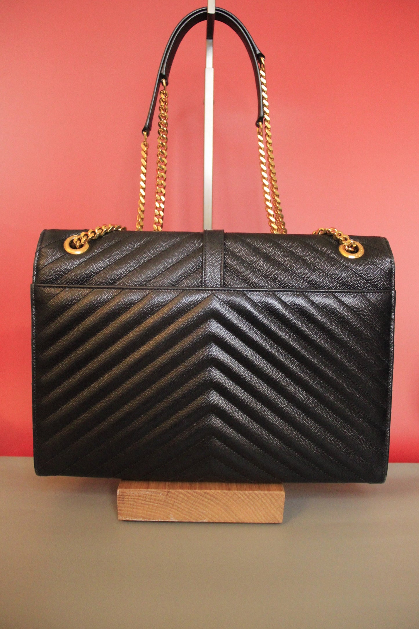 Grand sac Yves Saint Laurent modèle 'Enveloppe' en cuir noir