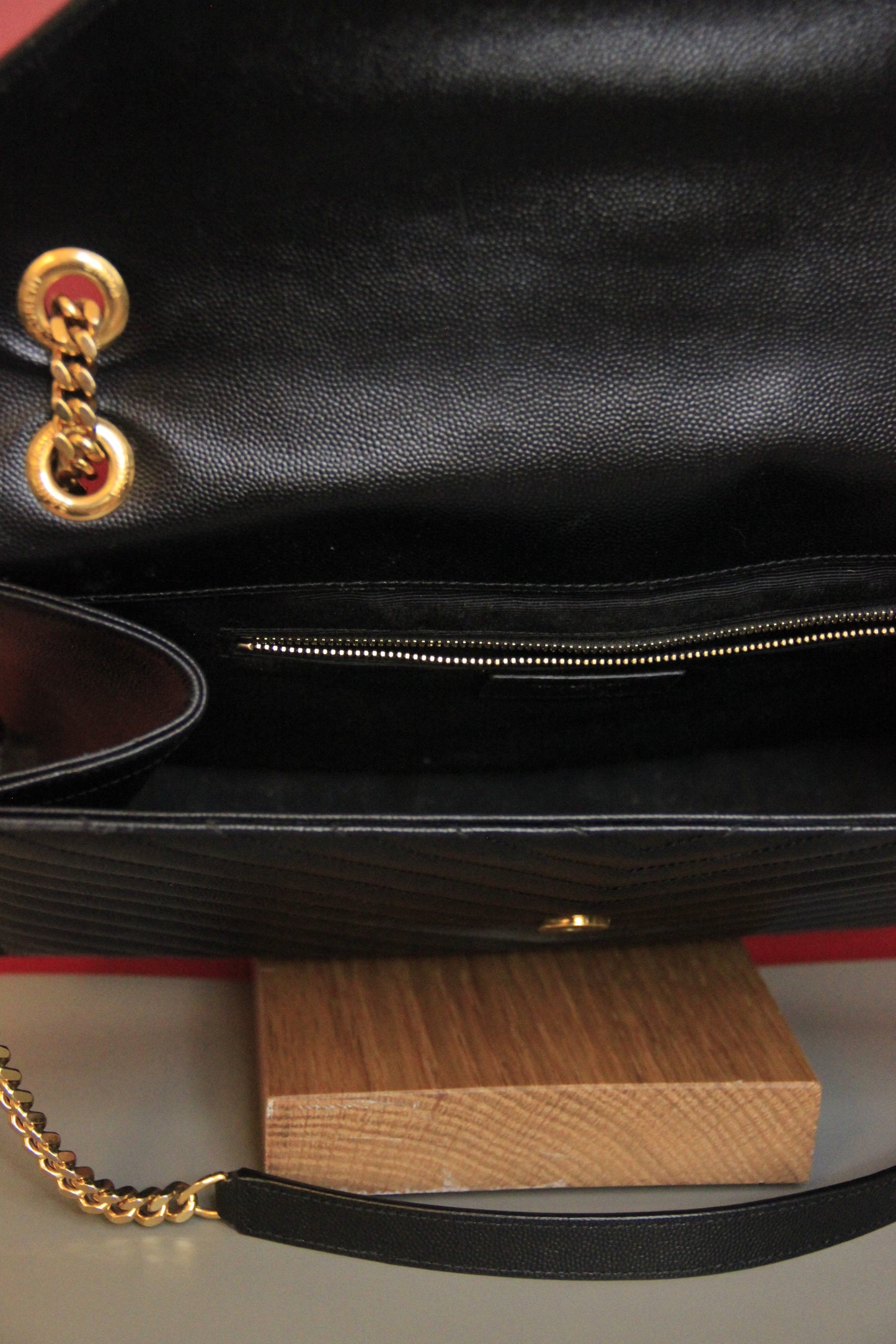 Grand sac Yves Saint Laurent modèle 'Enveloppe' en cuir noir