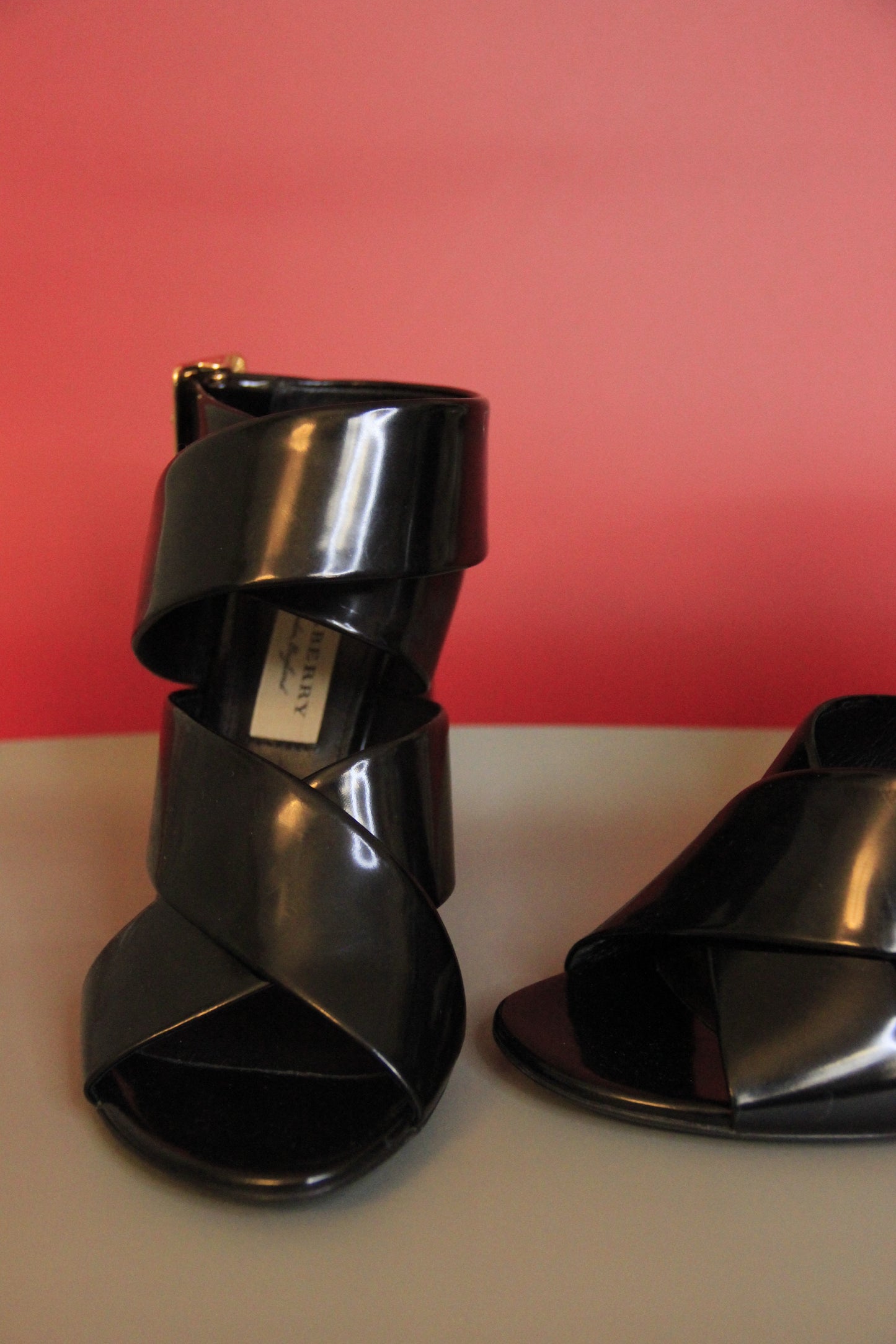 Sandales Burberry modèle 'Blaine' en cuir noir taille 36