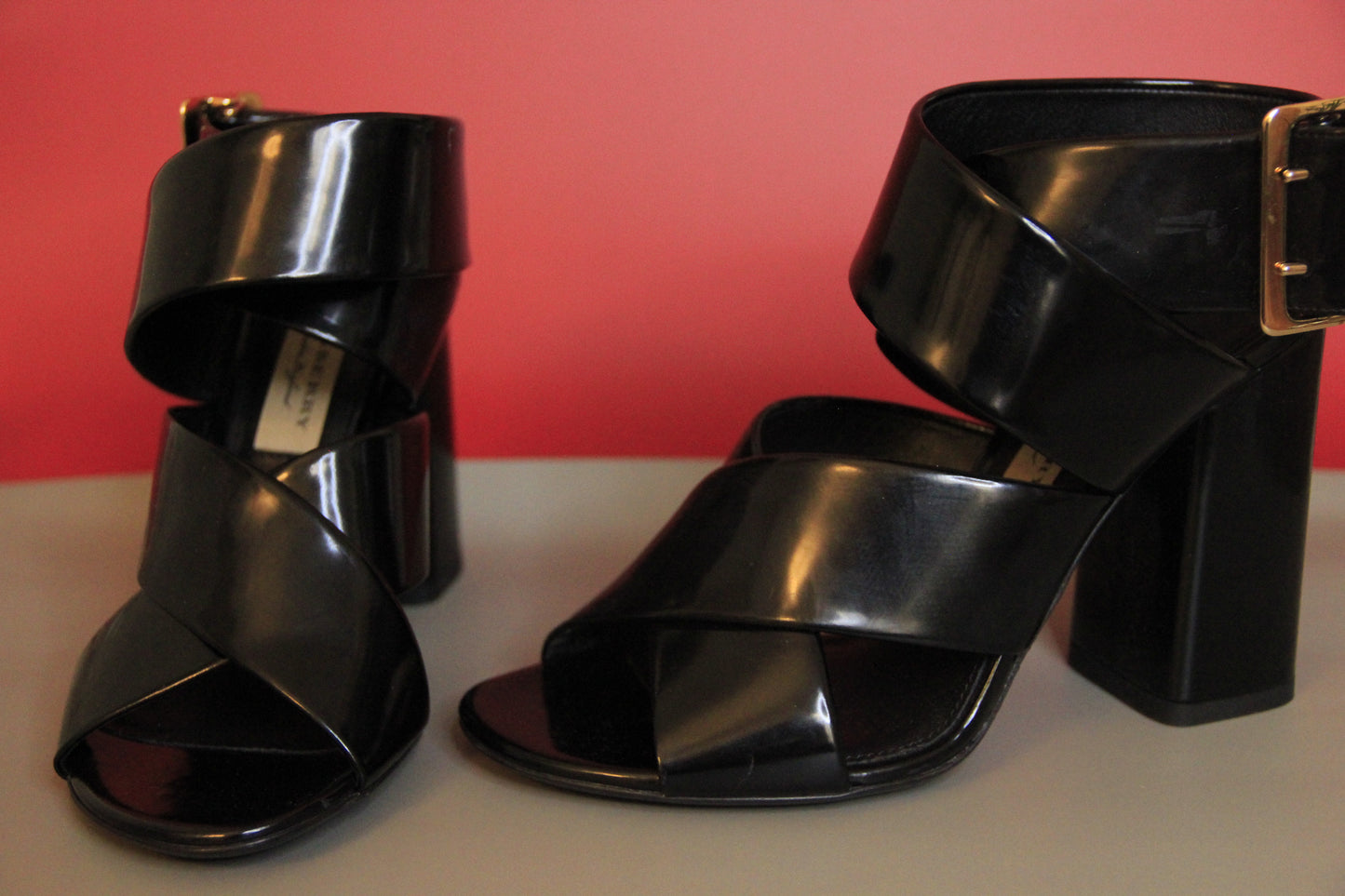 Sandales Burberry modèle 'Blaine' en cuir noir taille 36