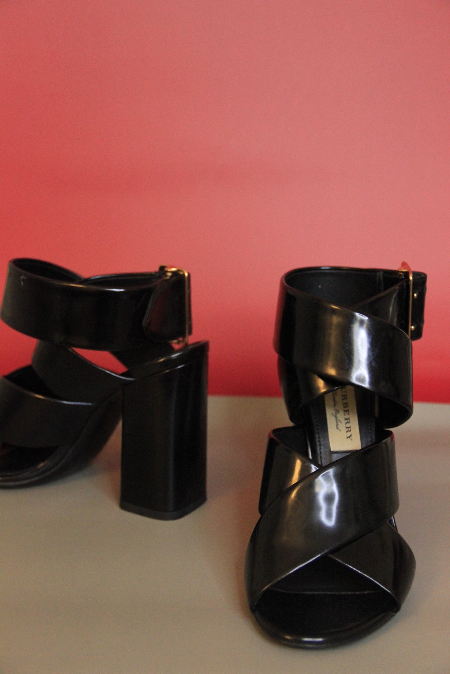 Sandales Burberry modèle 'Blaine' en cuir noir taille 36