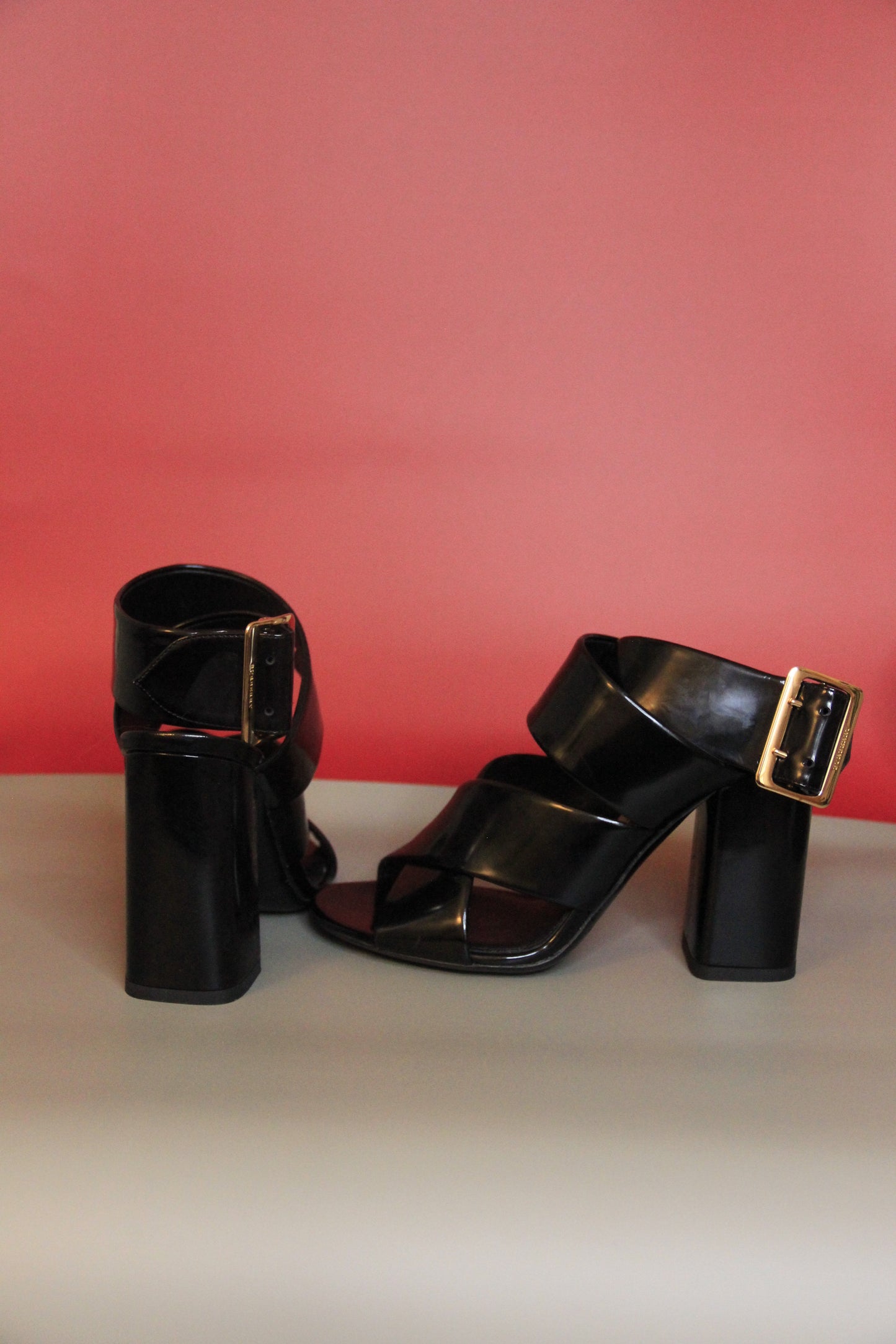 Sandales Burberry modèle 'Blaine' en cuir noir taille 36