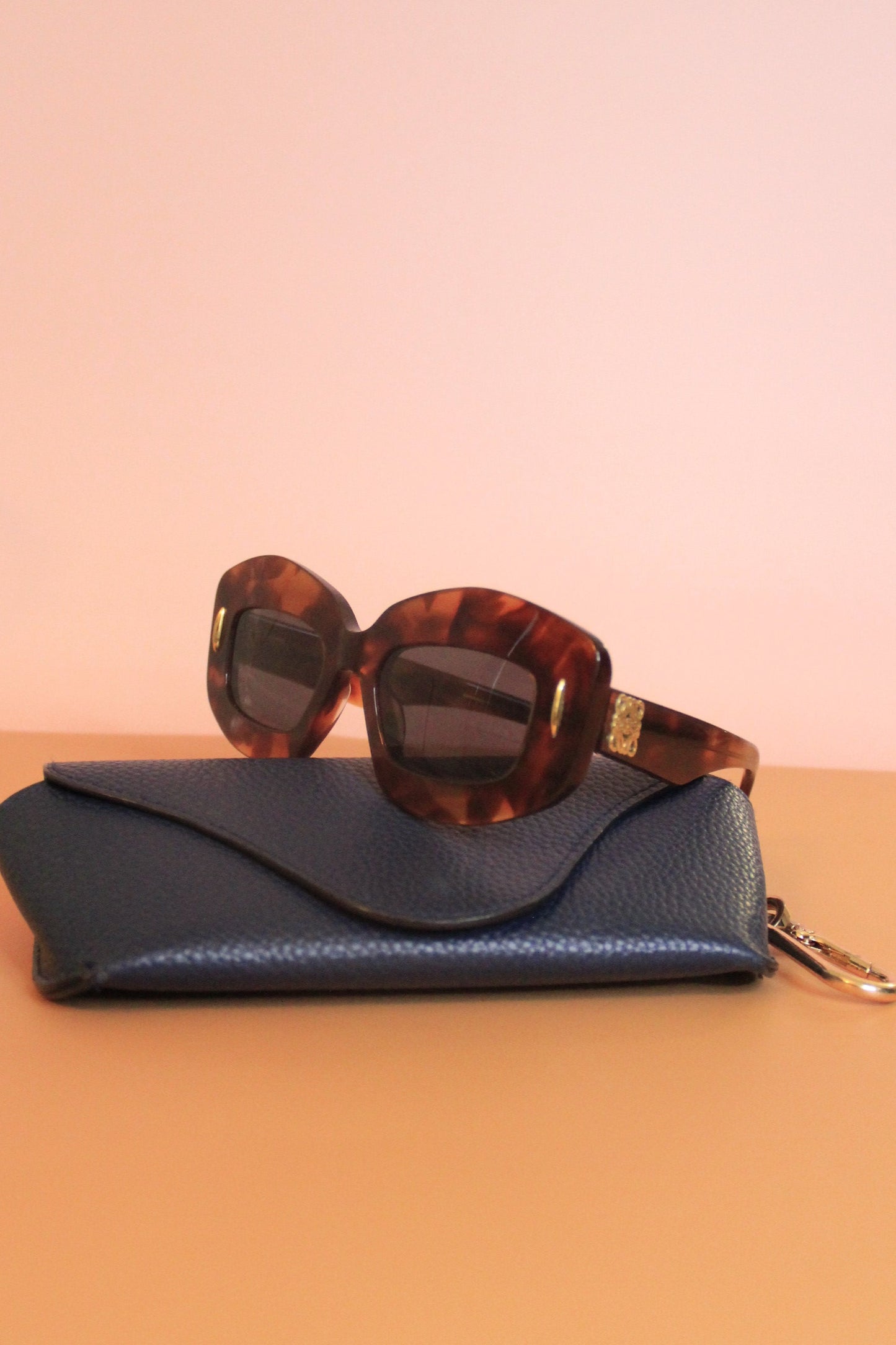 Lunettes de soleil femme de la marque Loewe