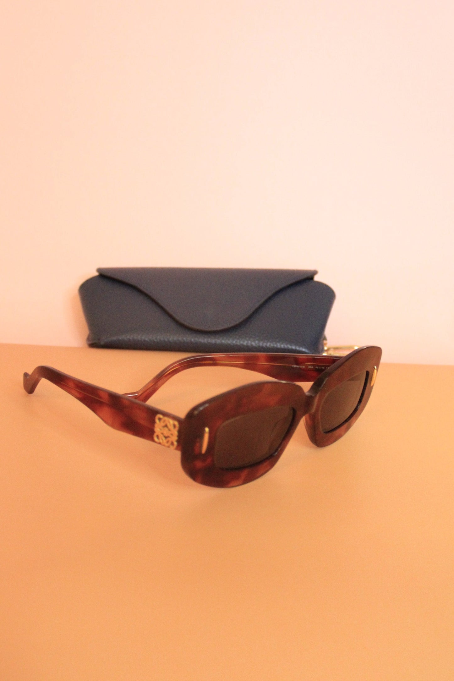 Lunettes de soleil femme de la marque Loewe