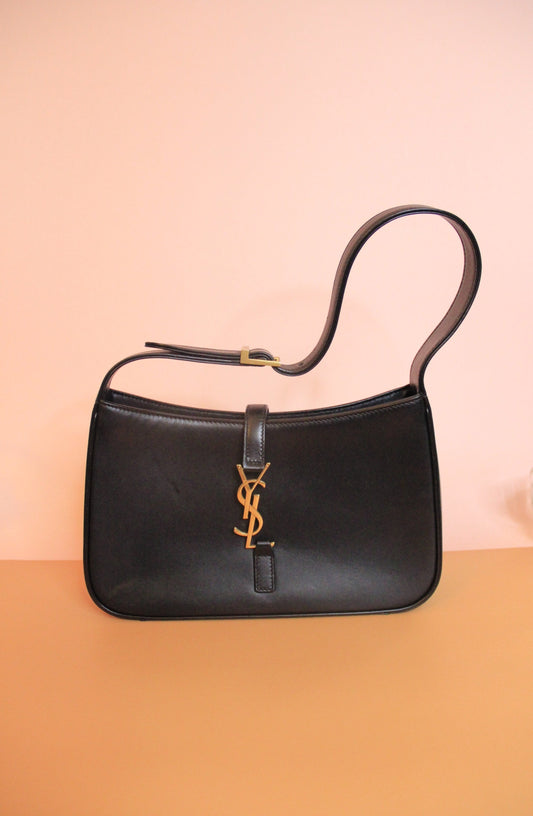 Sac à main Yves Saint Laurent modèle '5 À 7' en cuir noir