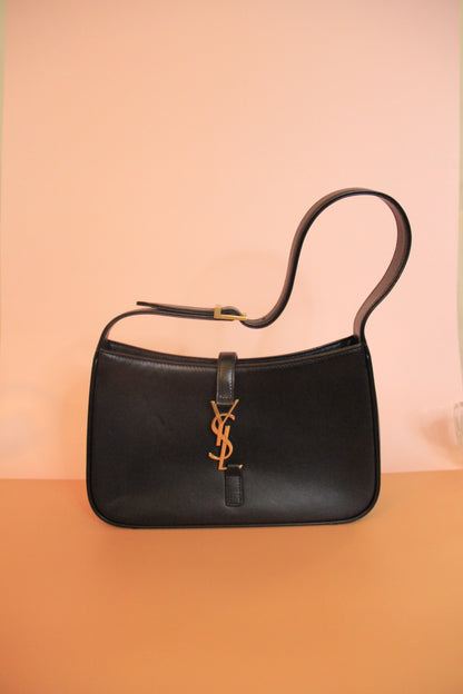 Sac à main Yves Saint Laurent modèle '5 À 7' en cuir noir