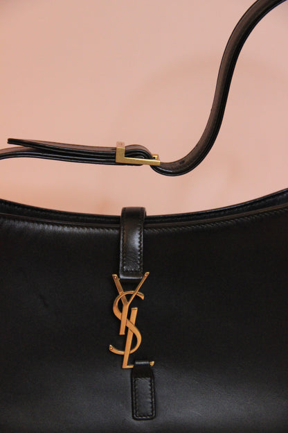 Sac à main Yves Saint Laurent modèle '5 À 7' en cuir noir