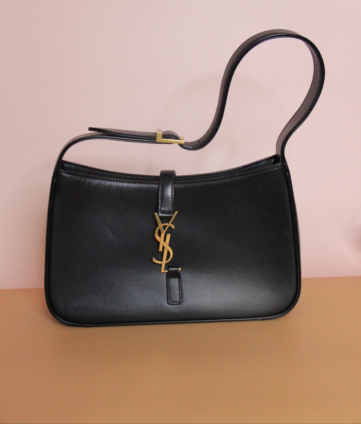Sac à main Yves Saint Laurent modèle '5 À 7' en cuir noir
