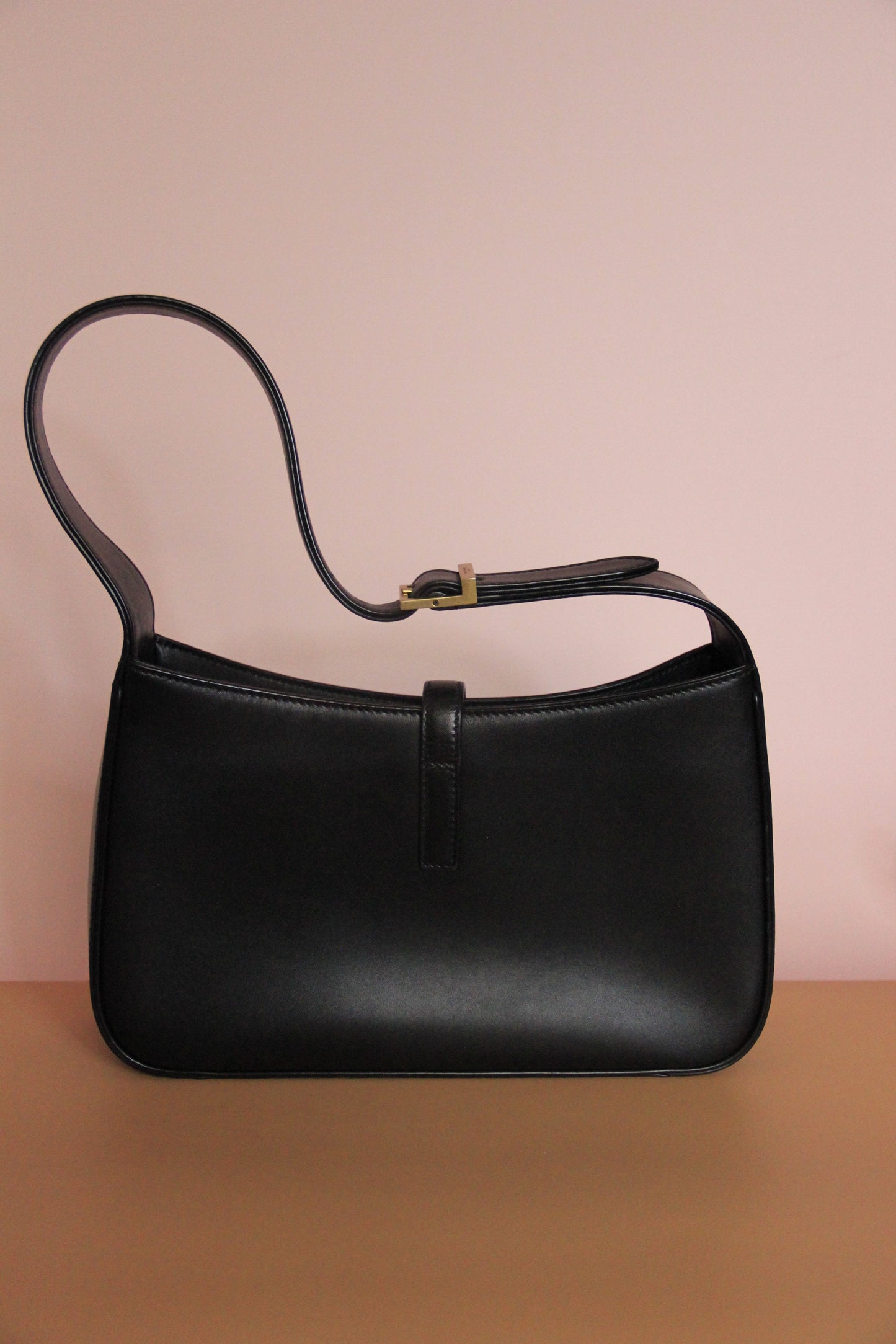 Sac à main Yves Saint Laurent modèle '5 À 7' en cuir noir