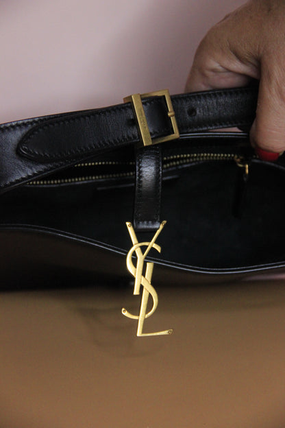 Sac à main Yves Saint Laurent modèle '5 À 7' en cuir noir