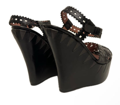 Sandales ALAÏA modèle Laser Cut, en cuir noir T. 38